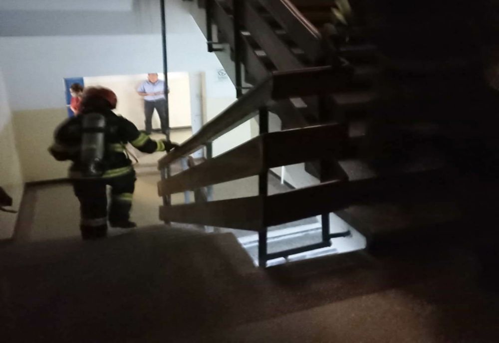 Incendiu într-un bloc de locuinţe din Cluj-Napoca! Trei persoane au fost evacuate cu ajutorul autoscării pompierilor (VIDEO)