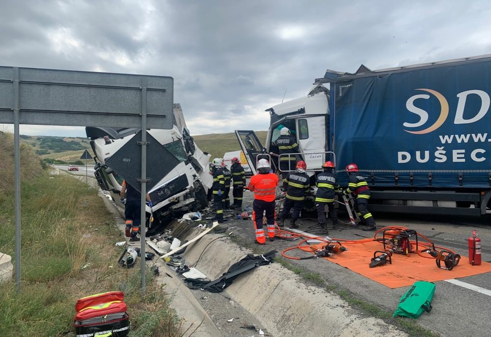 Grav accident lângă Cluj-Napoca! Impact între două autocamioane și un autoturism (FOTO)
