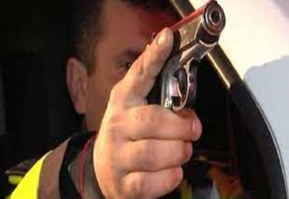 Scandal la un chef dintr-un sat clujean: bătaie, focuri de armă şi poliţişti agresaţi