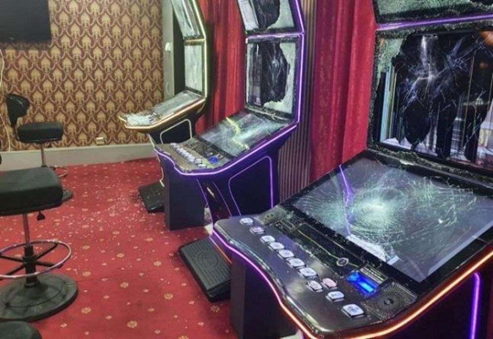 Bărbat din Huedin reţinut după ce a distrus un aparat de "păcănele"