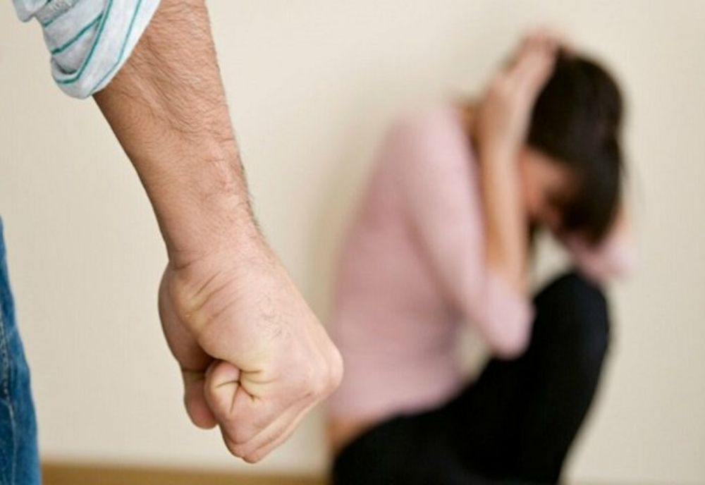 Poliţist din Cluj arestat pentru că ar fi violat o tânără la o petrecere! Iubitul femeii era într-o cameră alăturată