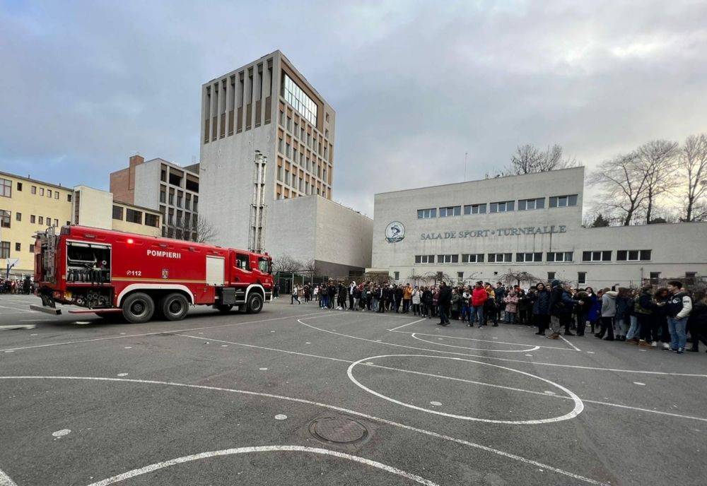 Alertă la un liceu din Cluj-Napoca! 1600 de elevi şi profesori au fost evacuaţi (FOTO)