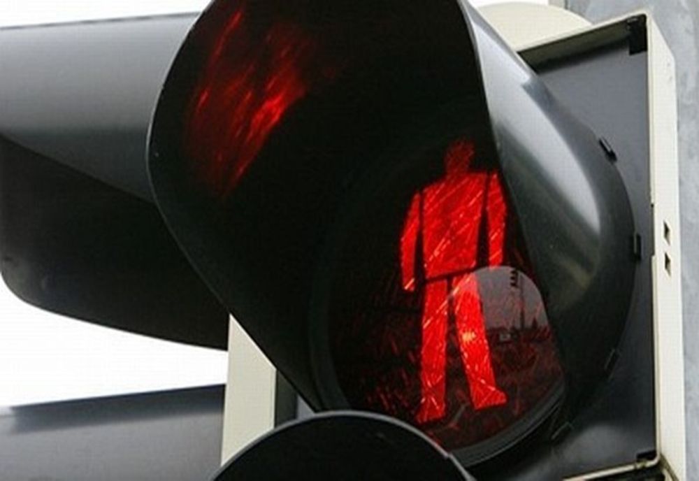 Cluj: Femeie lovită mortal de o maşină condusă de un şofer din Sălaj! A traversat strada pe culoarea roşie a semaforului