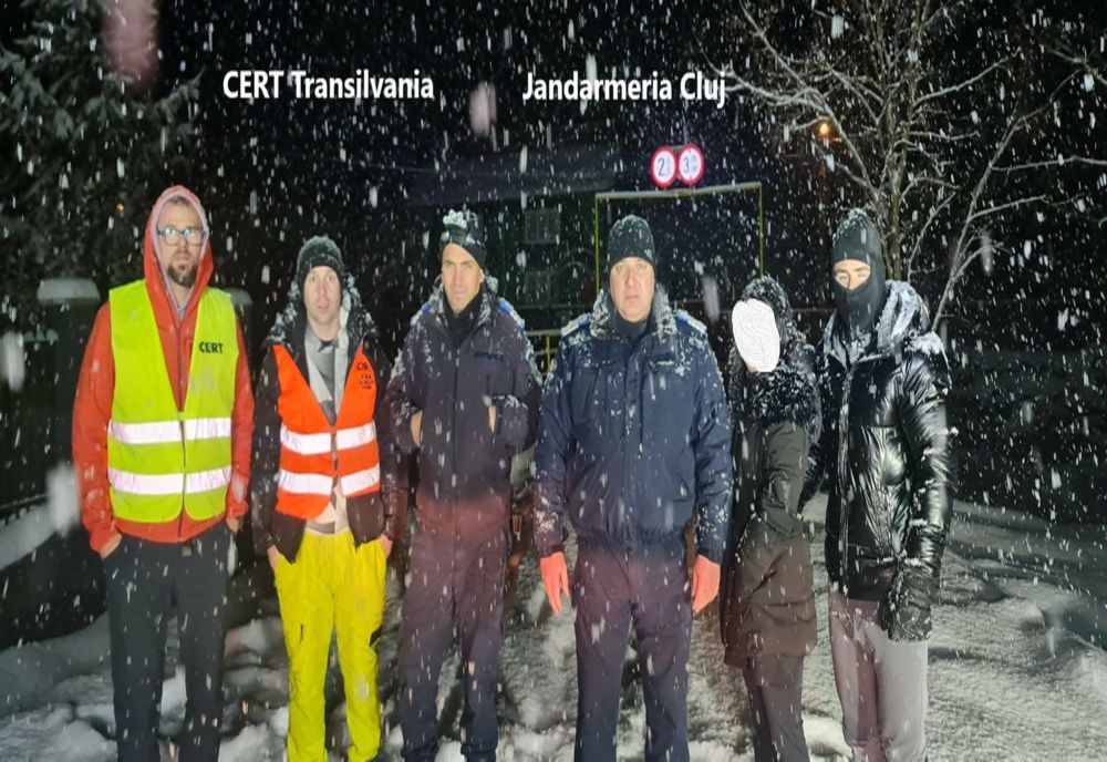 Turiști recuperați de jandarmii clujeni! Au rămas blocați cu ATV-ul în zăpadă pe un drum forestier (FOTO)