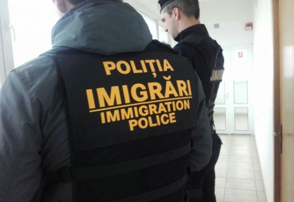 Bărbat din Sudan escortat din România de către poliţiştii de imigrări din Cluj
