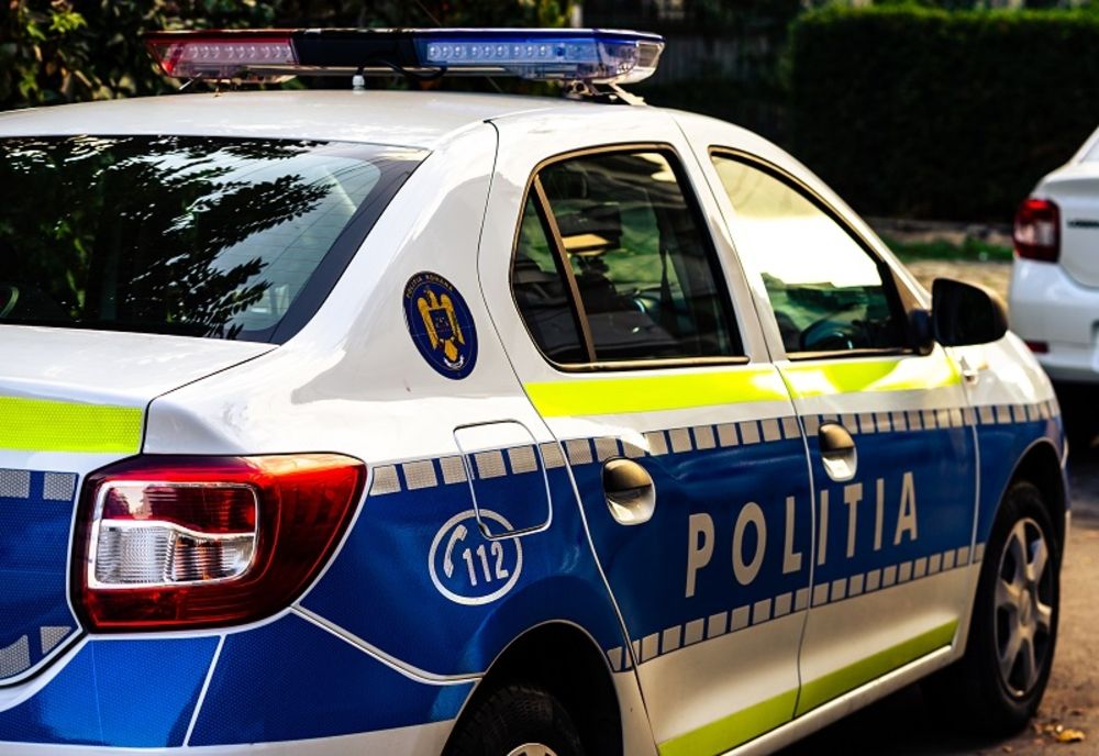 Accident grav, în Pitești. O mașină a intrat în plin într-o stație de autobuz