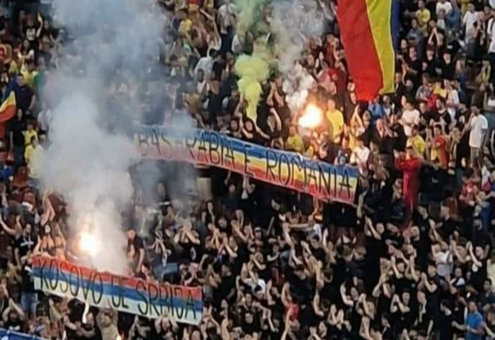 Meciul România-Kosovo, întrerupt o oră. O grupare a fanilor români a afișat mesajul "Kosovo este Serbia"