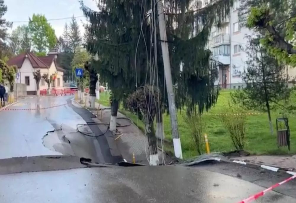 Cauza prăbuşirii de la Slănic: Oamenii nu se pot întoarce în blocurile din care au fost evacuaţi
