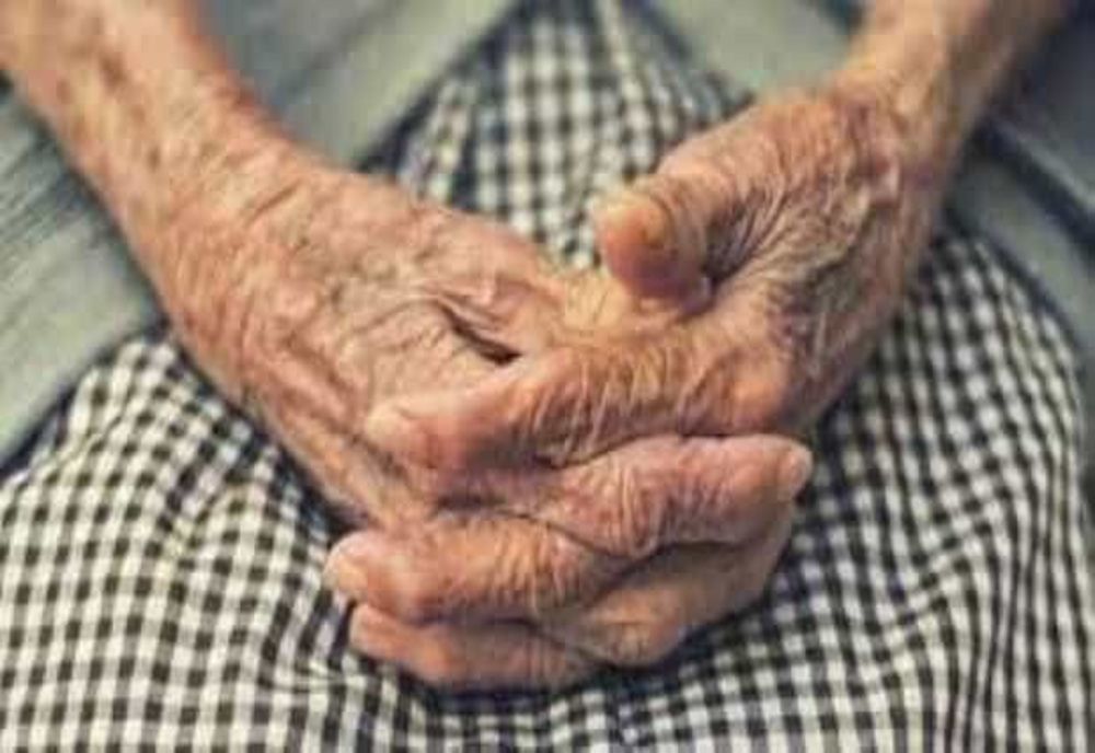 Noi metode prin care hoții le fură banii bătrânilor. Cum reușesc infractorii să intre în casele vârstnicilor