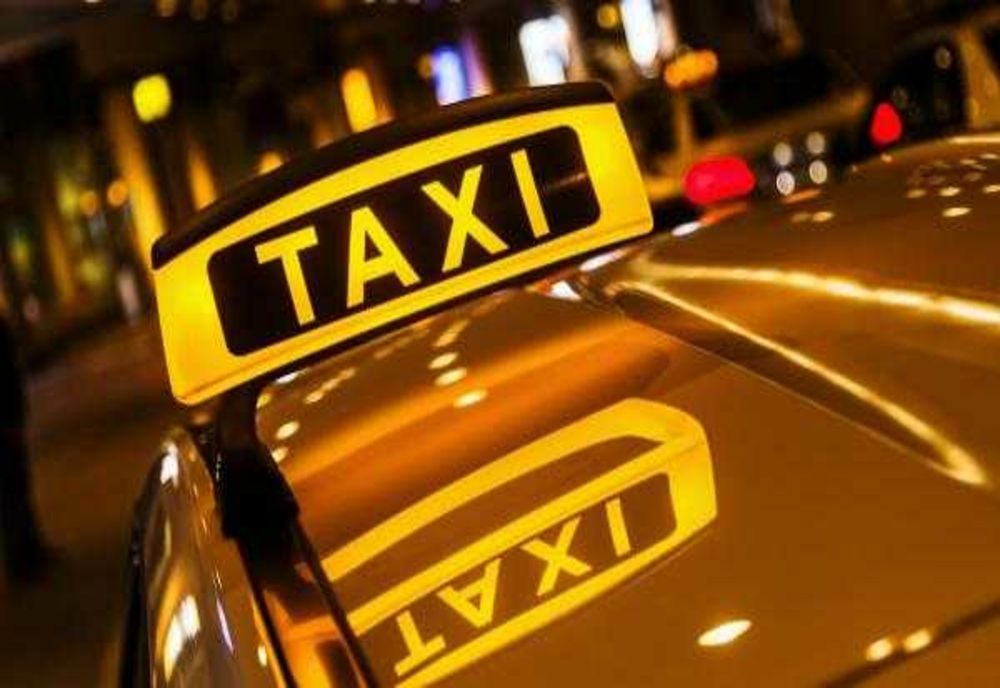 Taximetriști din București, acuzați că furau bani direct din telefoanele clienților! Transferuri de zeci de mii de lei, descoperite de anchetatori