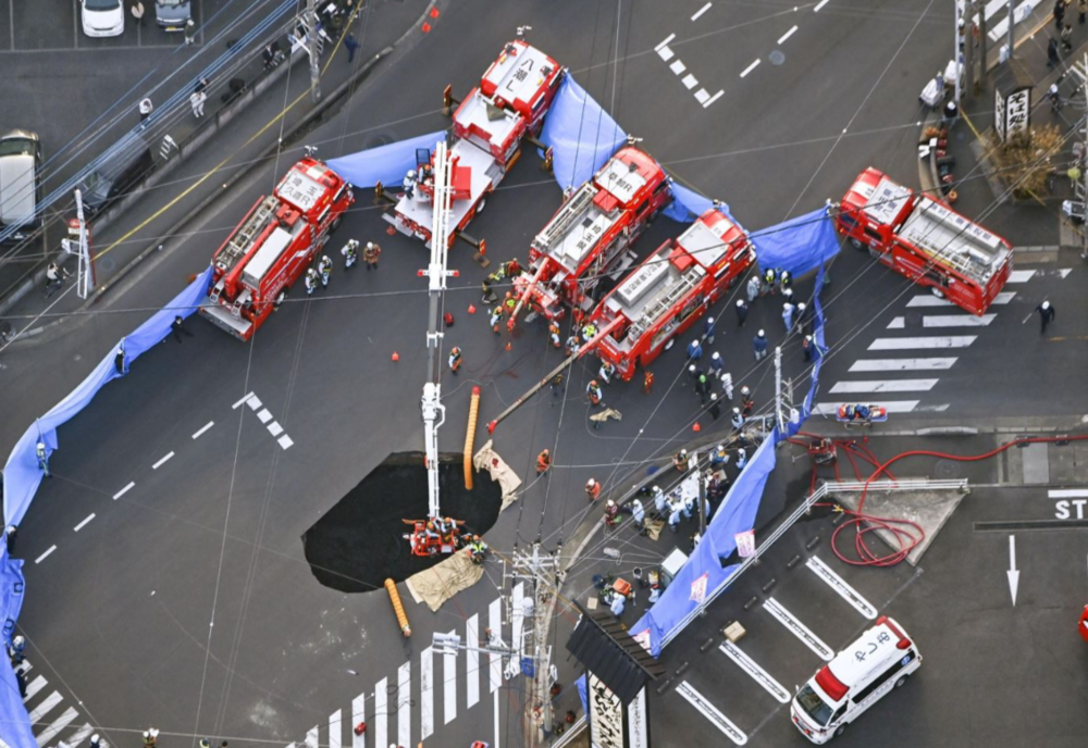 OPERAȚIUNE DE SALVARE CONTRACRONOMETRU ÎN TOKYO: ȘOFER DE CAMION BLOCAT DE PESTE 24 DE ORE ÎNTR-UN CRATER URIAȘ, DUPĂ SURPAREA ASFALTULUI