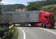 FOTO | Două autoturisme şi un autotren implicate într-un accident în Negreni