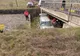 FOTO | Două persoane rănite într-un accident rutier! Şoferul a zburat cu maşina pe lângă un pod
