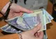 Femeie din Bihor reţinută după ce a furat 5000 de lei din casa unui clujean