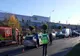 Trafic blocat în Cluj-Napoca după ce doi bătrâni au trecut strada neregulamentar! Au fost loviţi în plin de o maşină (FOTO)