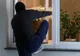 Hoți prinși în casă în timp ce furau! L-au bătut pe proprietar 