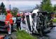 VIDEO | Accident grav pe o stradă din Cluj: o maşină s-a răsturnat, iar alta a lovit o ţeavă de gaz