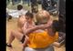 Cristiano Ronaldo face exerciții pentru abdomen în timp ce fetița sa stă asezată pe el