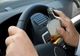 Un şofer beat a rămas cu maşina suspendată pe calea ferată! Acesta butona telefonul