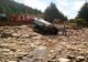 FOTO | Accident în Călățele! Un şofer s-a răsturnat cu maşina în albia unui pârâu