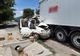 FOTO | Accident în Urişor! O maşină a intrat sub un TIR 