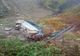 FOTO | Accident la ieşire din Bobâlna! Două persoane rănite după ce s-au răsturnat cu maşina în albia unui pârâu