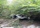 ACCIDENT: Doi bărbaţi au căzut cu maşina de la 3 metri în albia unui pârâu (FOTO)